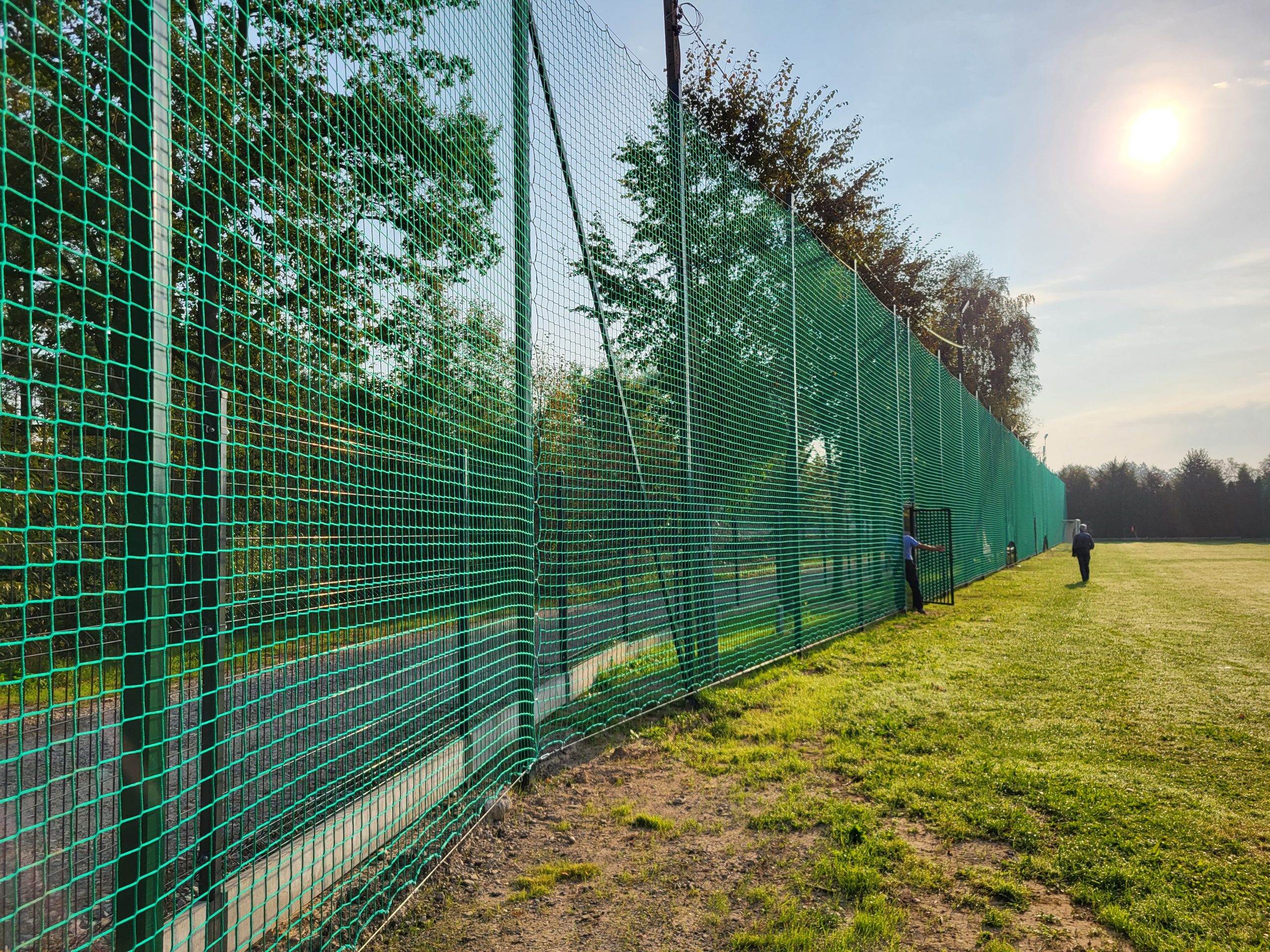 Nowe ogrodzenie i piłkochwyty na stadionie w Lipnicy Dolnej